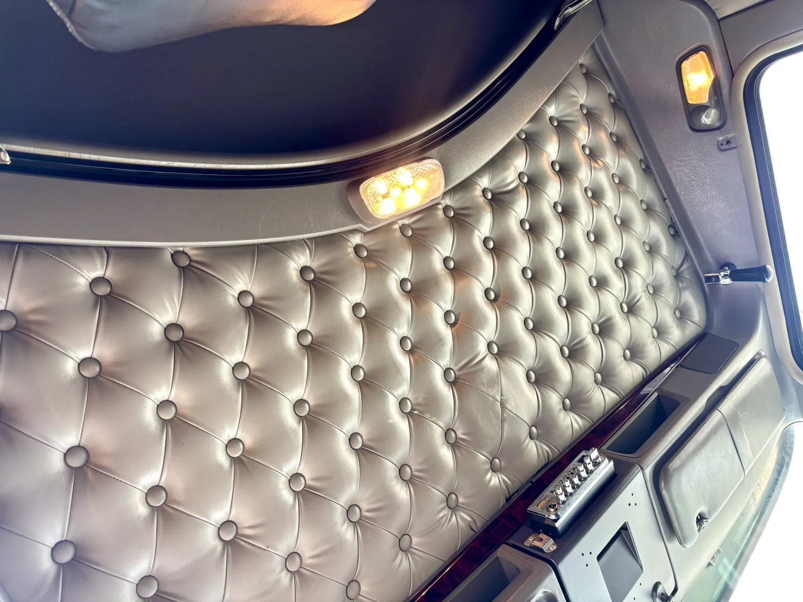 2016 Kenworth T800 - image 21