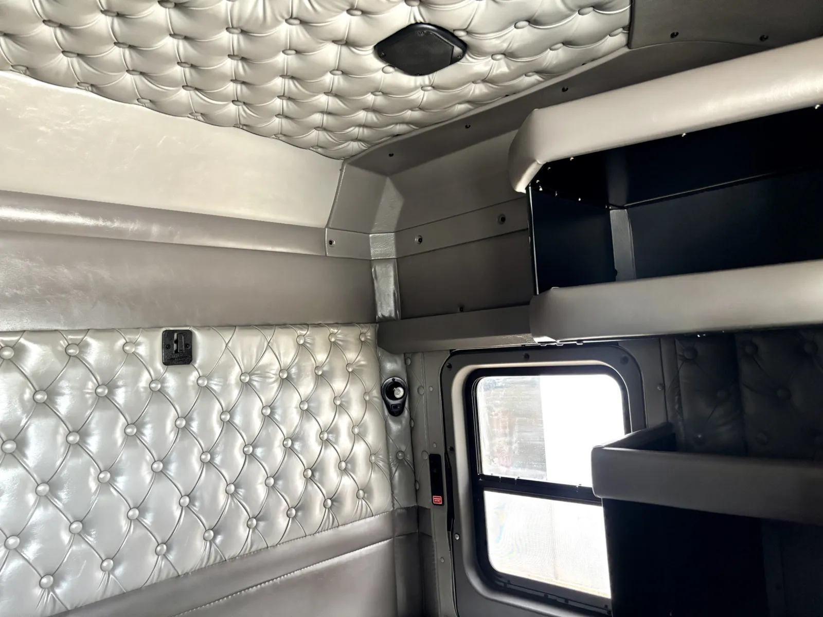 2016 Kenworth T800 - image 24