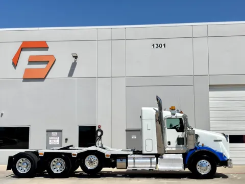 Another view of 2014 KENWORTH T800 for sale in Hutchins, TX at Forge Truck Centers - Texas