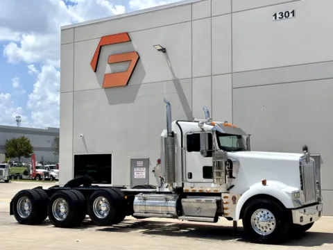 2017 KENWORTH W900 for sale in Hutchins, TX