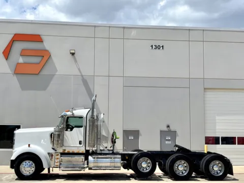 More photos of 2017 KENWORTH W900 at Forge Truck Centers - Texas, TX