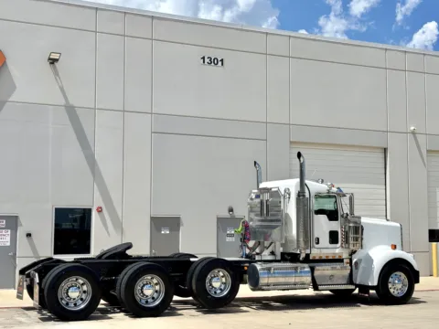 More photos of 2017 KENWORTH W900 at Forge Truck Centers - Texas, TX