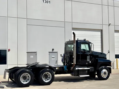 More photos of 2019 MACK PINNACLE at Forge Truck Centers - Texas, TX