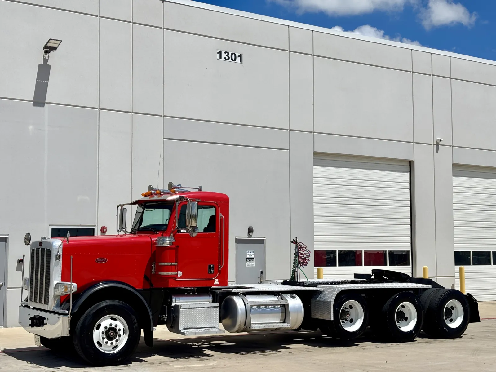 2015 Peterbilt 389 - image 2