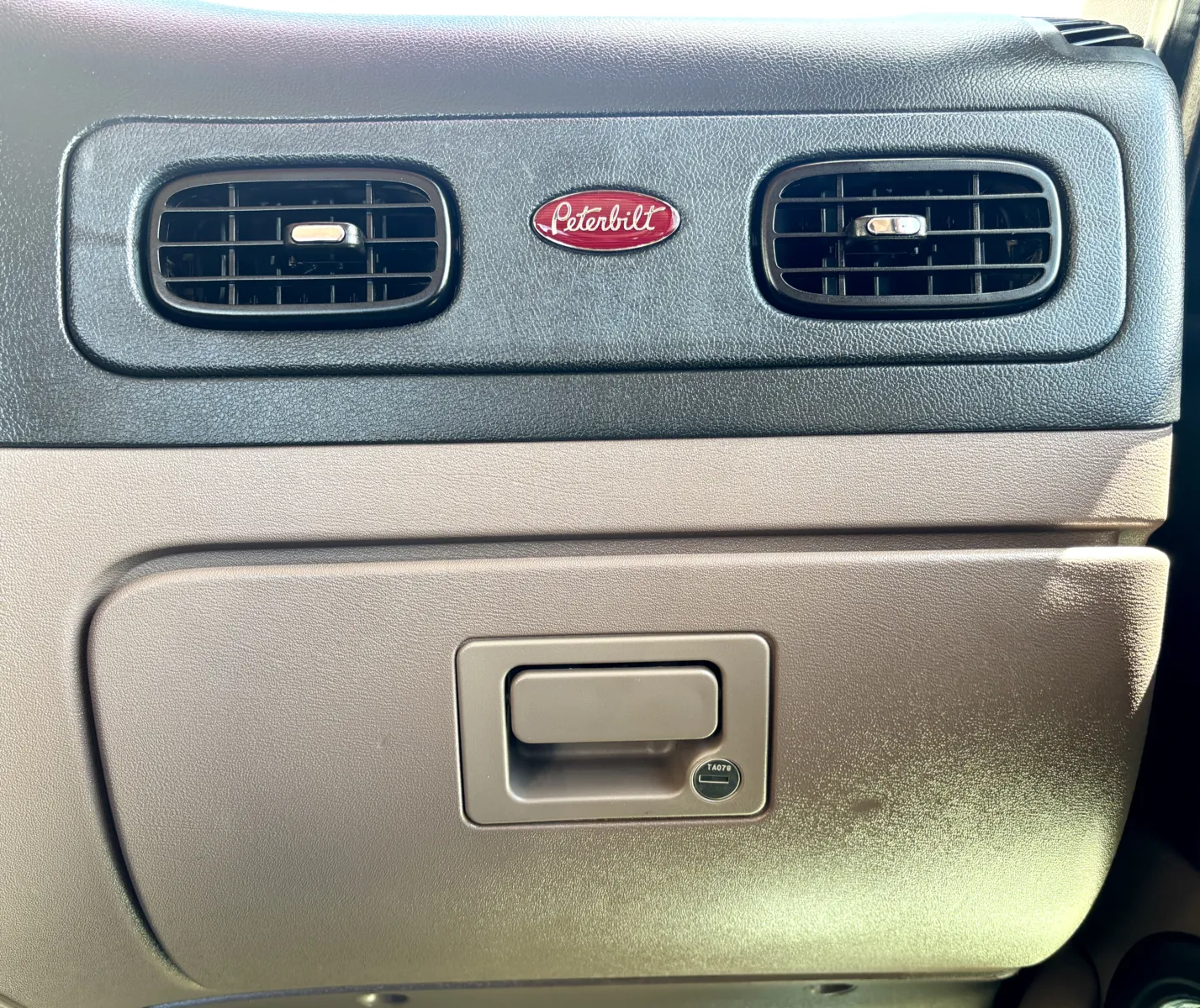 2015 Peterbilt 389 - image 19