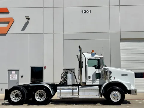 Another view of 2007 KENWORTH T800 for sale in Hutchins, TX at Forge Truck Centers - Texas