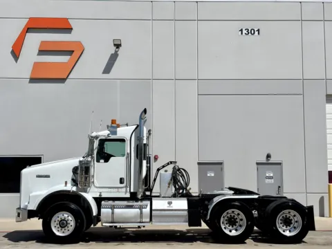 More photos of 2007 KENWORTH T800 at Forge Truck Centers - Texas, TX