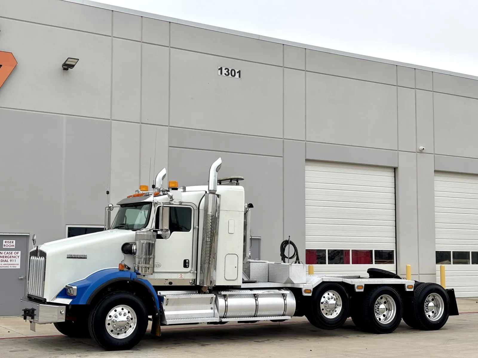2016 Kenworth T800 - image 2