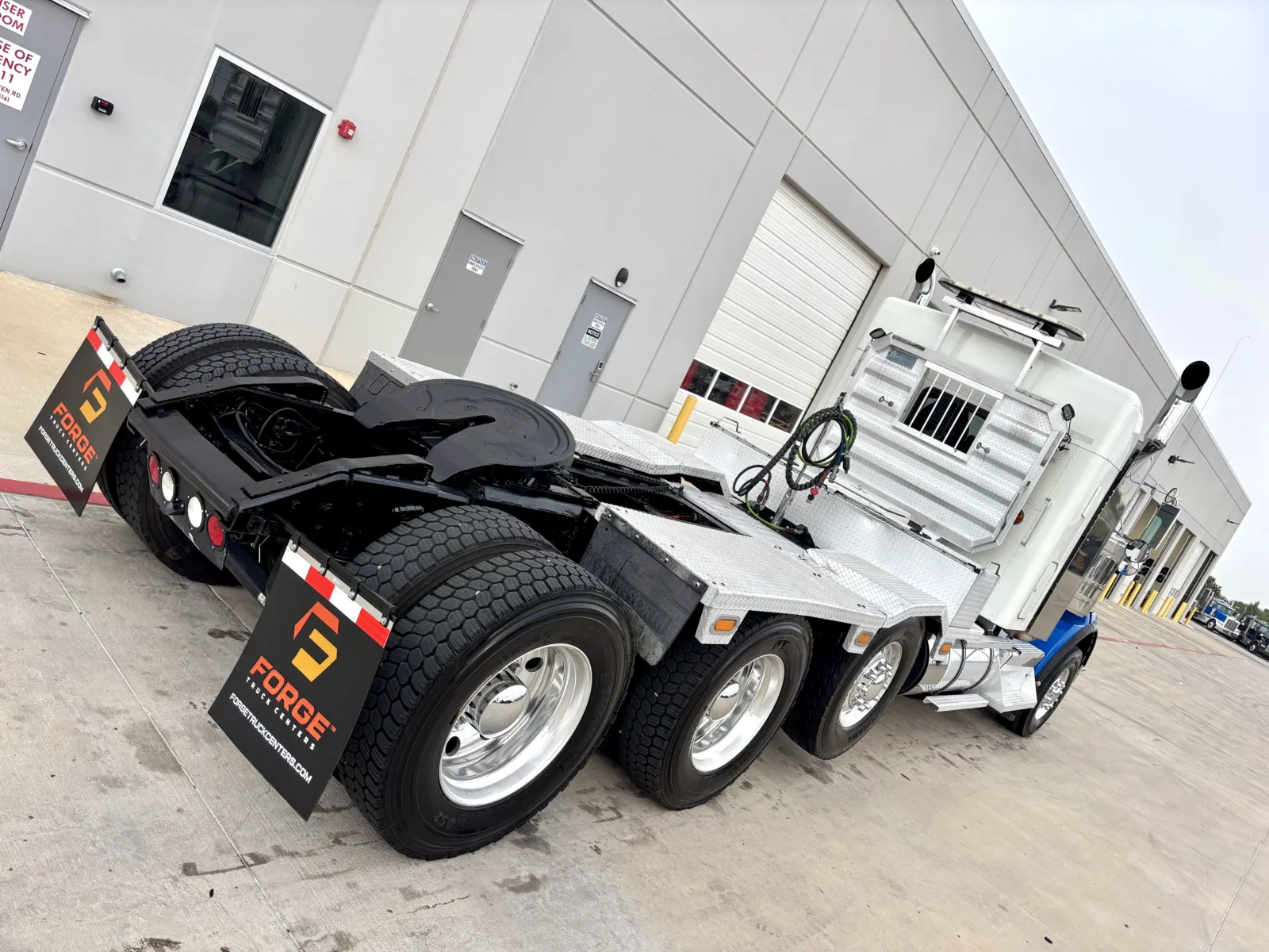 2016 Kenworth T800 - image 11