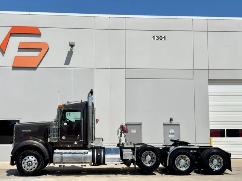 More photos of 2017 KENWORTH W900 at Forge Truck Centers - Texas, TX