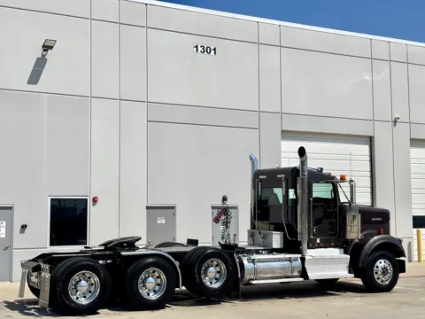 More photos of 2017 KENWORTH W900 at Forge Truck Centers - Texas, TX