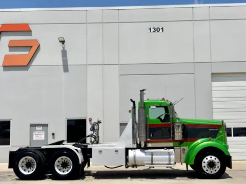 Another view of 2003 KENWORTH W900 for sale in Hutchins, TX at Forge Truck Centers - Texas