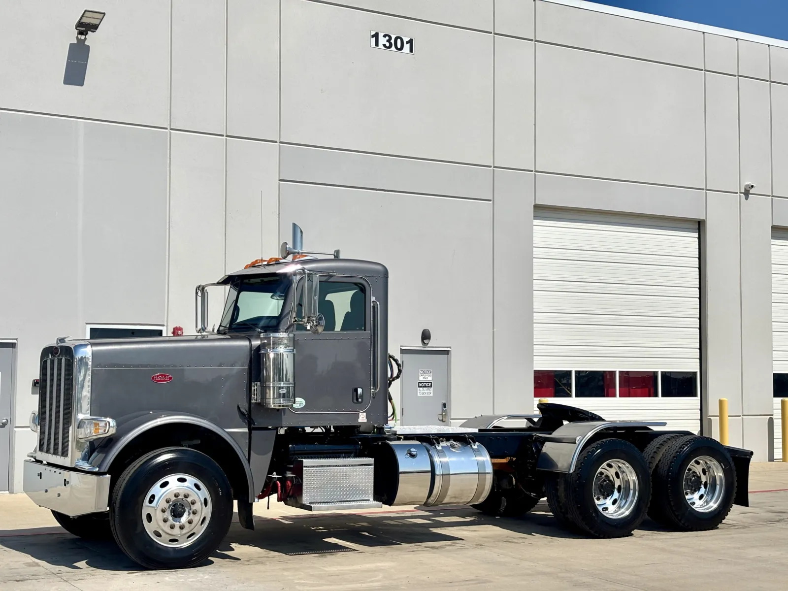 2022 Peterbilt 389 - image 2