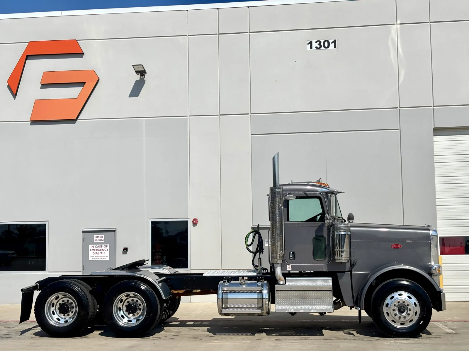 2022 Peterbilt 389 - image 3