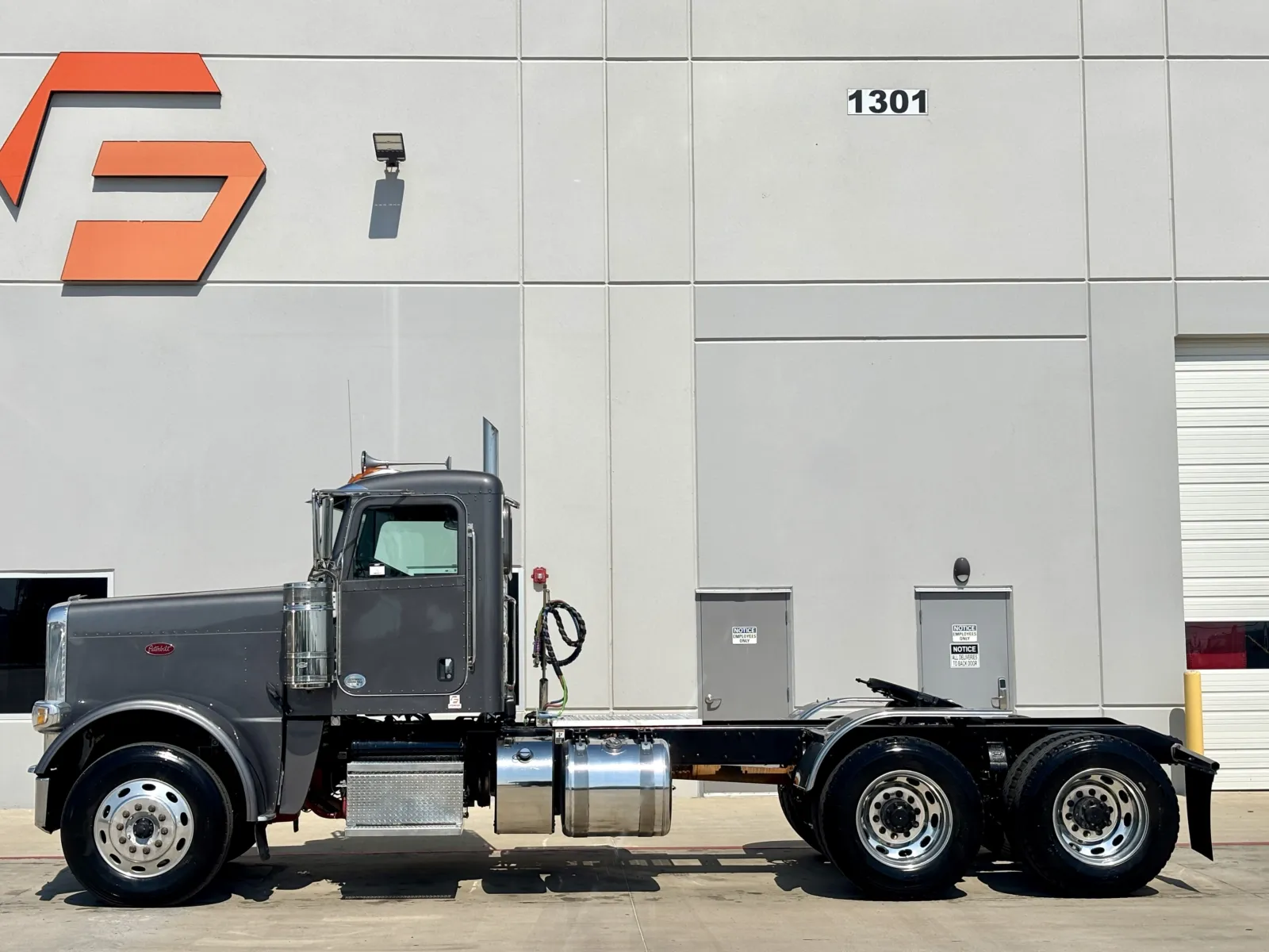 2022 Peterbilt 389 - image 4
