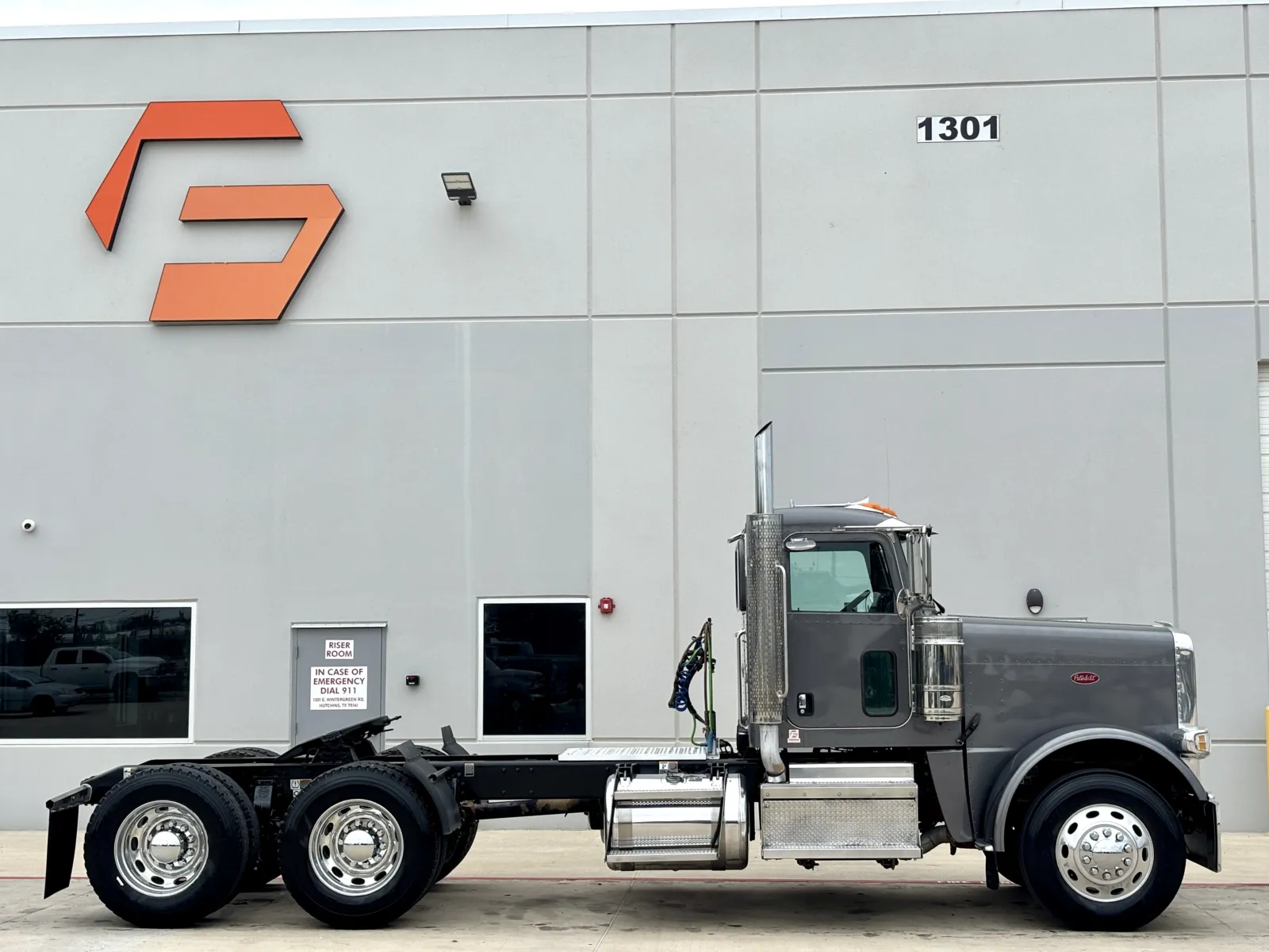 2022 Peterbilt 389 - image 3