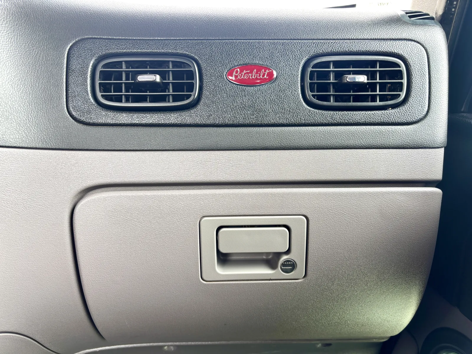 2022 Peterbilt 389 - image 19