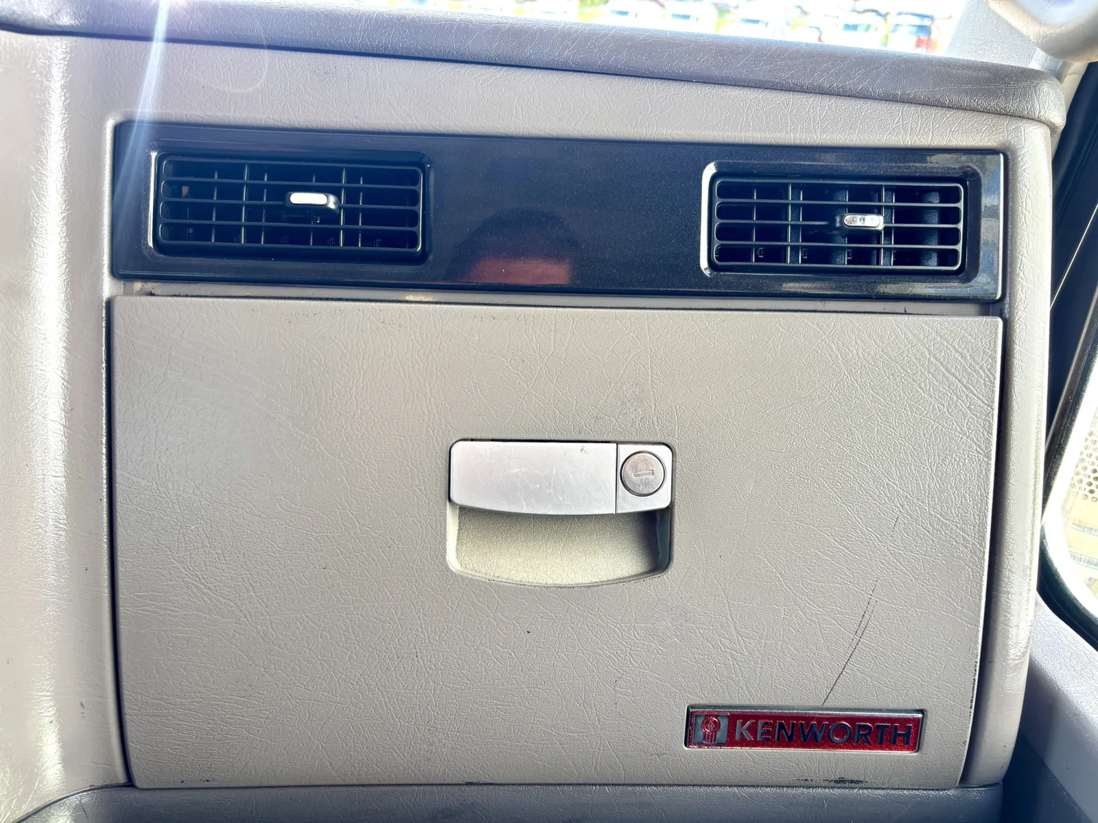 2008 Kenworth T800 - image 19