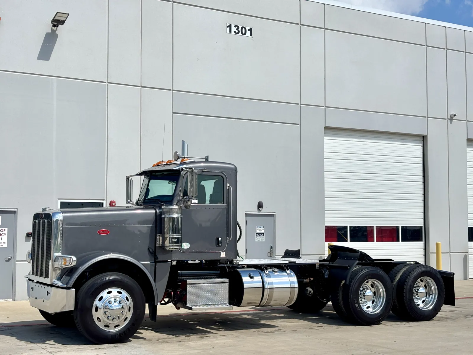2022 Peterbilt 389 - image 2
