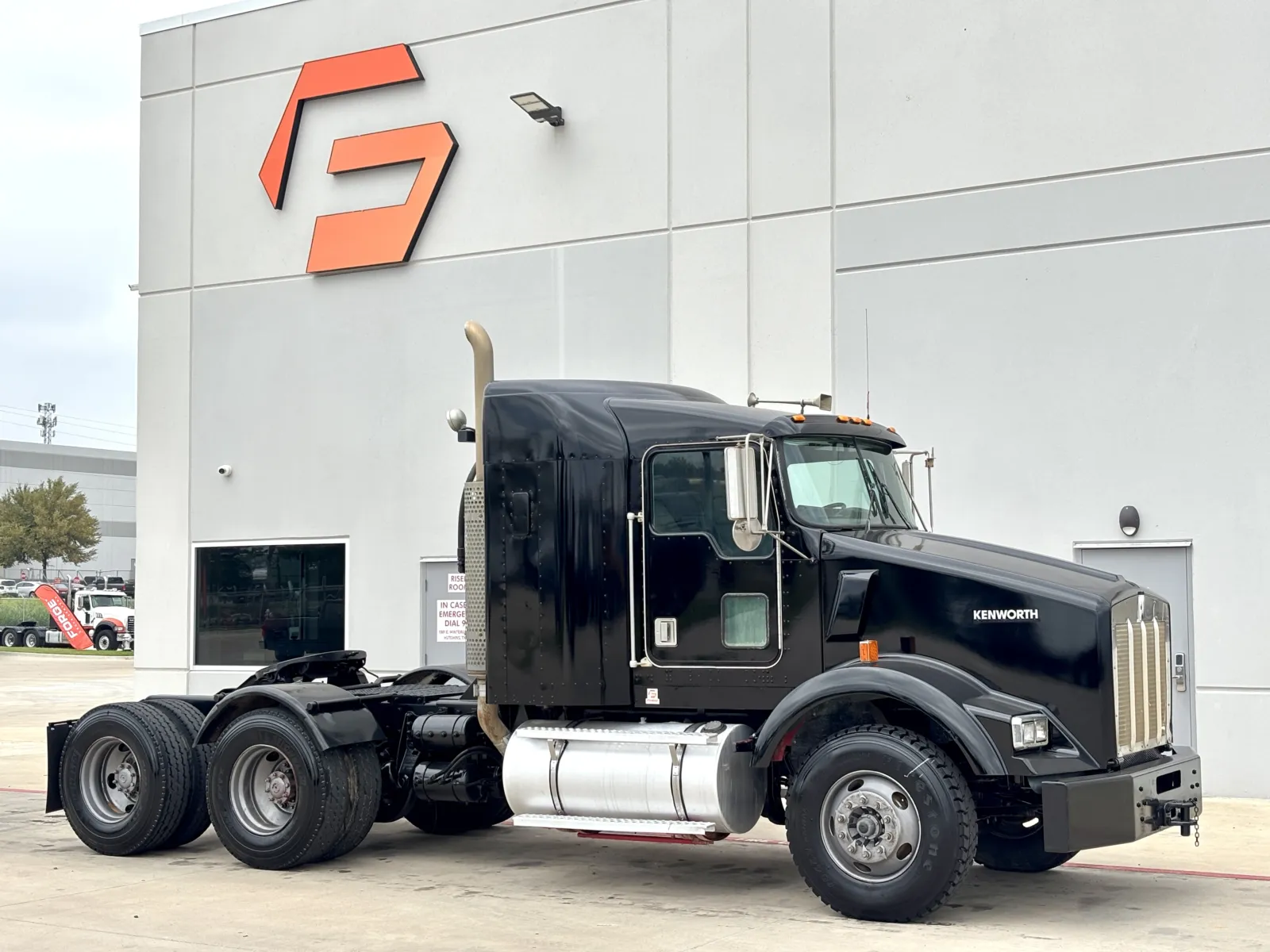 2002 KENWORTH T800 for sale in Hutchins, TX