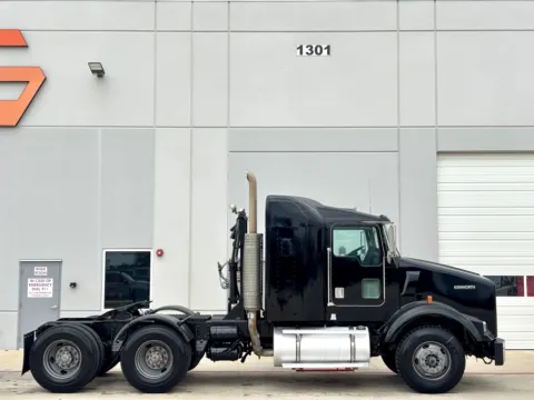 Another view of 2002 KENWORTH T800 for sale in Hutchins, TX at Forge Truck Centers - Texas