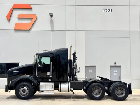 More photos of 2002 KENWORTH T800 at Forge Truck Centers - Texas, TX