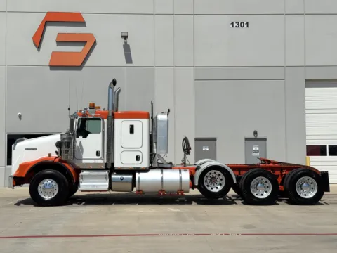 More photos of 2019 KENWORTH T800 at Forge Truck Centers - Texas, TX