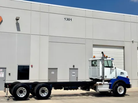 More photos of 2011 WESTERN STAR 4900 at Forge Truck Centers - Texas, TX