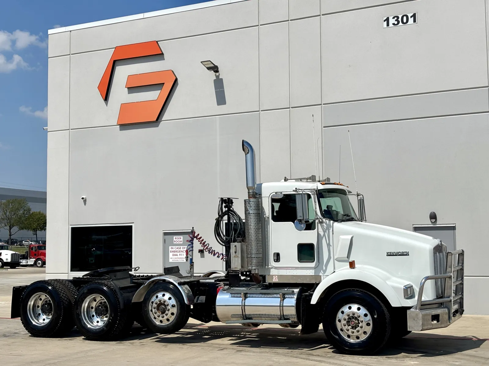 2005 KENWORTH T800 for sale in Hutchins, TX