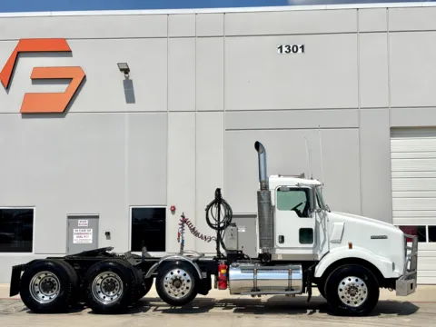 Another view of 2005 KENWORTH T800 for sale in Hutchins, TX at Forge Truck Centers - Texas