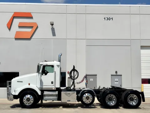 More photos of 2005 KENWORTH T800 at Forge Truck Centers - Texas, TX