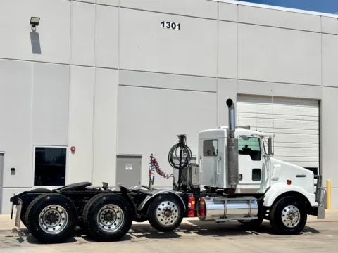More photos of 2005 KENWORTH T800 at Forge Truck Centers - Texas, TX