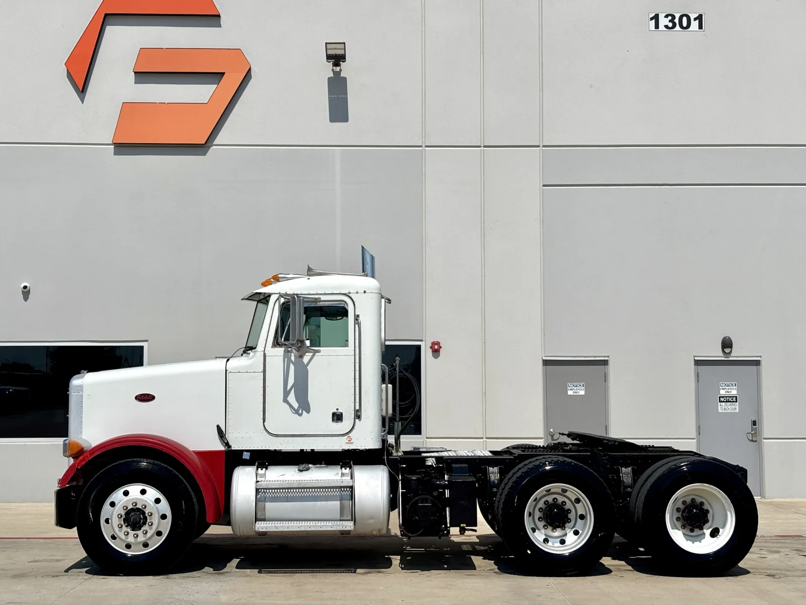 2002 Peterbilt - image 4