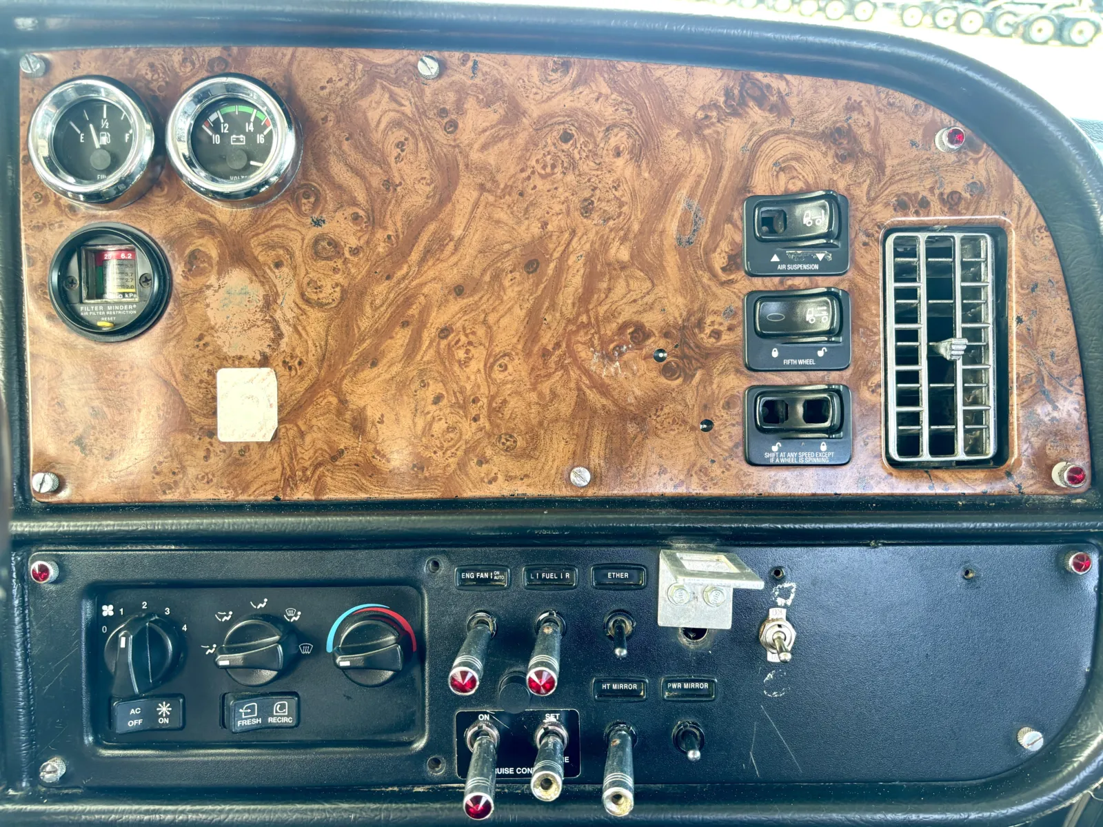 2002 Peterbilt - image 17