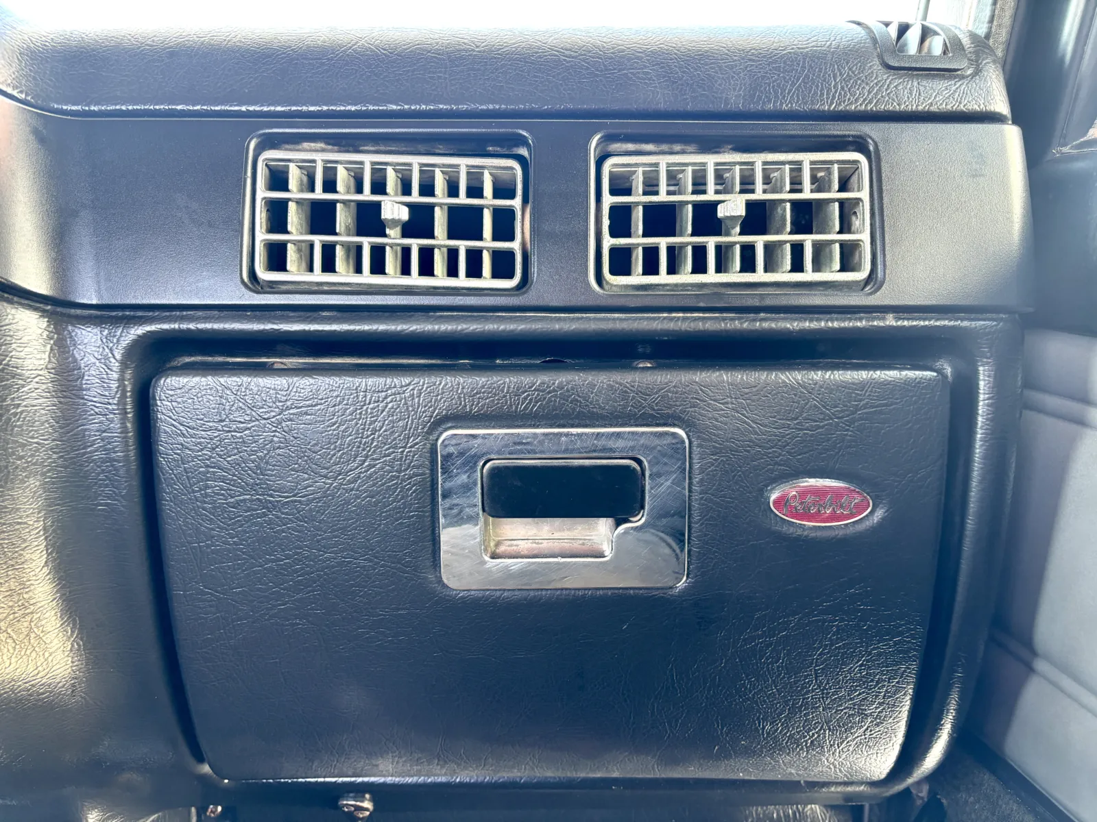 2002 Peterbilt - image 18