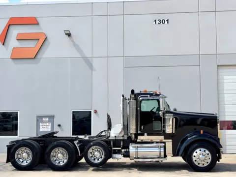 Another view of 2004 KENWORTH W900 for sale in Hutchins, TX at Forge Truck Centers - Texas