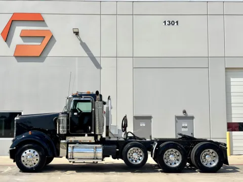 More photos of 2004 KENWORTH W900 at Forge Truck Centers - Texas, TX