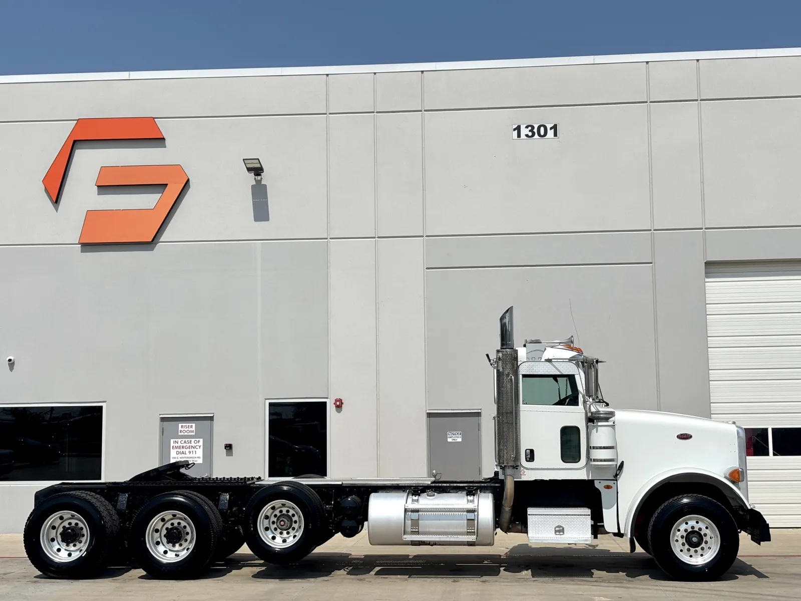 2009 Peterbilt - image 3