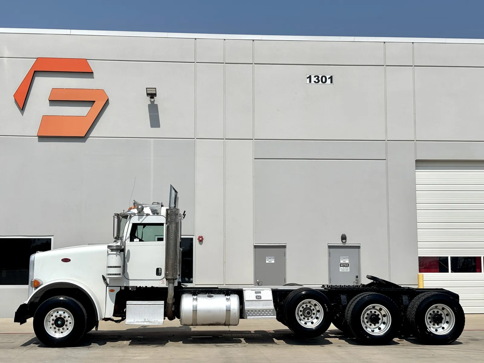 2009 Peterbilt - image 4