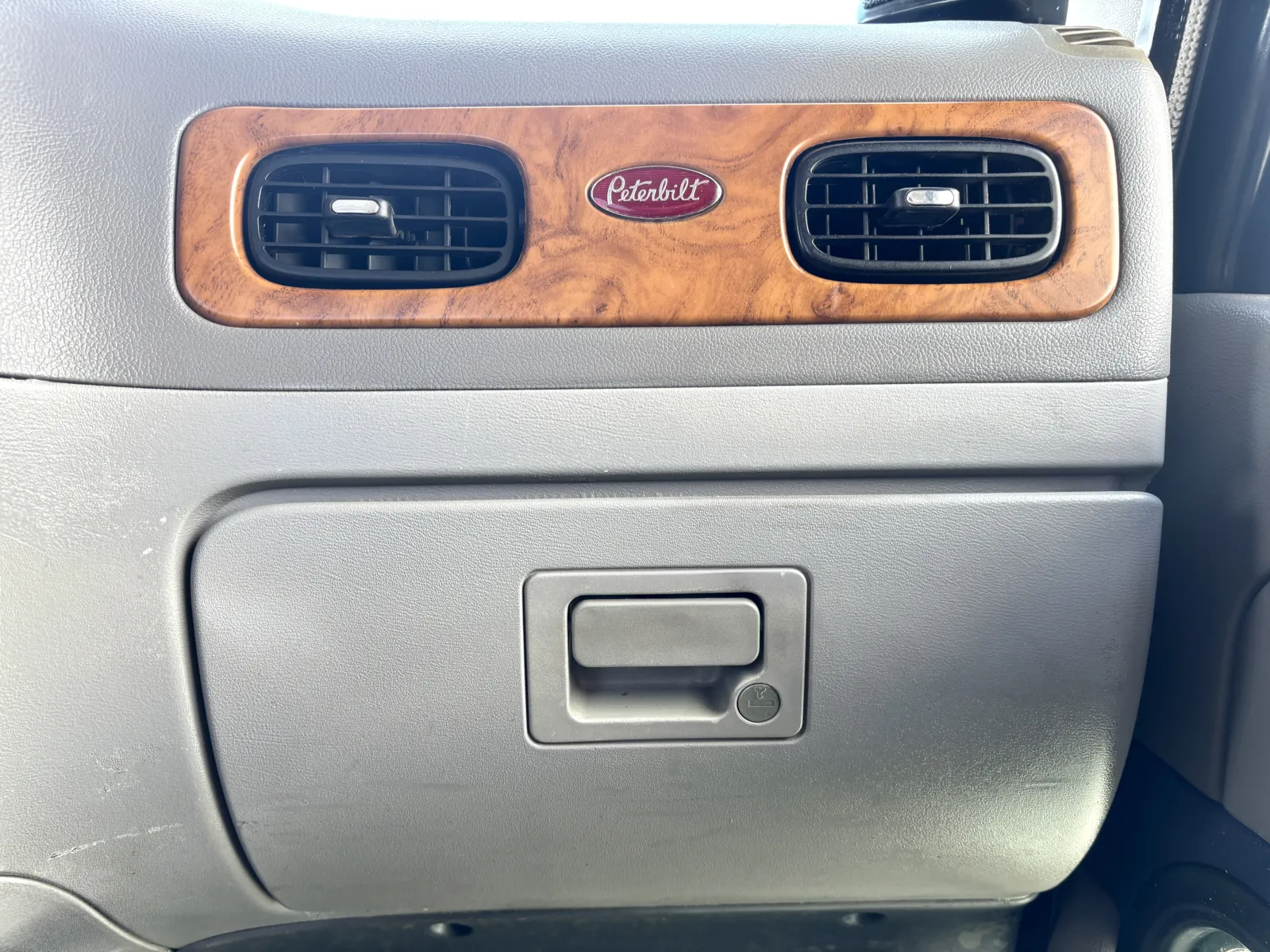 2009 Peterbilt - image 19