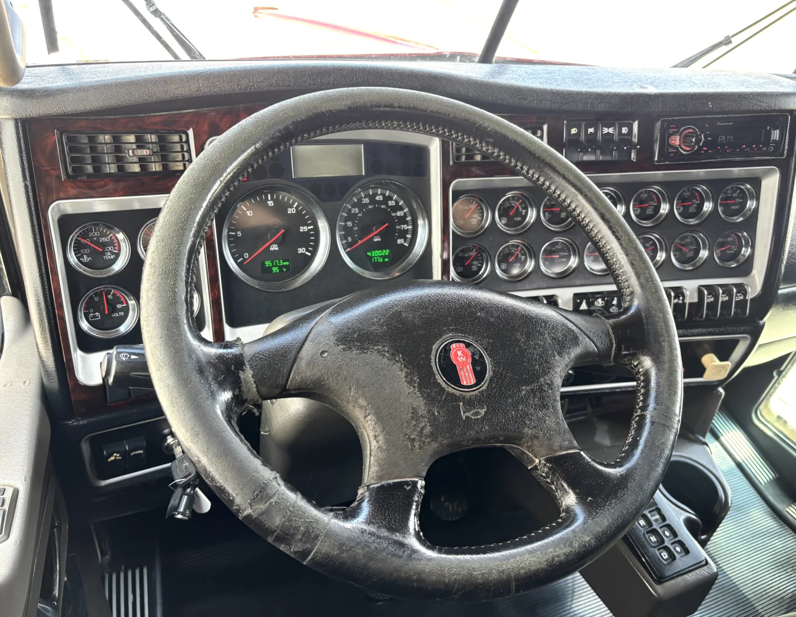 2012 Kenworth T800 - image 16