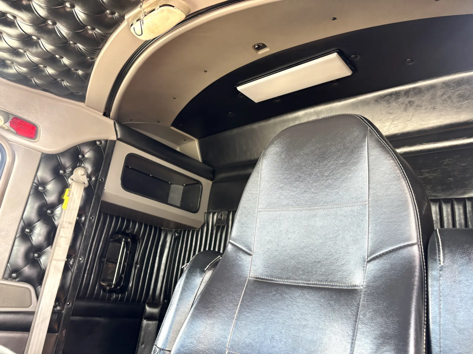 2012 Kenworth T800 - image 19