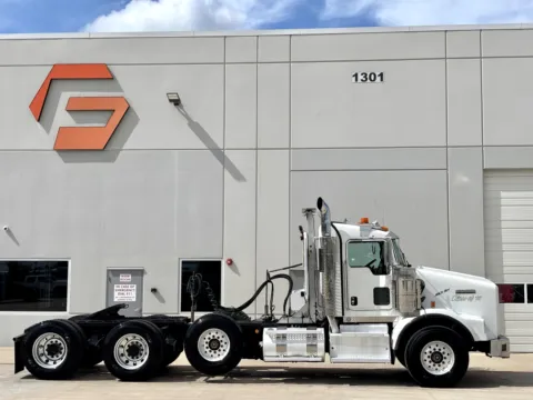 Another view of 2016 KENWORTH T800 for sale in Hutchins, TX at Forge Truck Centers - Texas