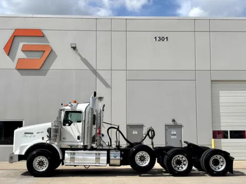 More photos of 2016 KENWORTH T800 at Forge Truck Centers - Texas, TX