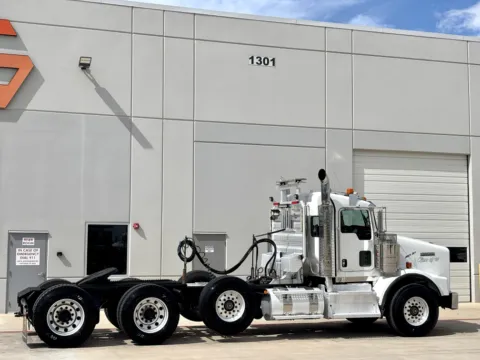 More photos of 2016 KENWORTH T800 at Forge Truck Centers - Texas, TX