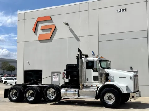 2014 KENWORTH T800 for sale in Hutchins, TX