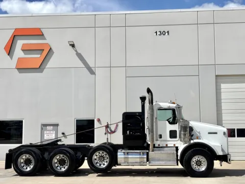 Another view of 2014 KENWORTH T800 for sale in Hutchins, TX at Forge Truck Centers - Texas