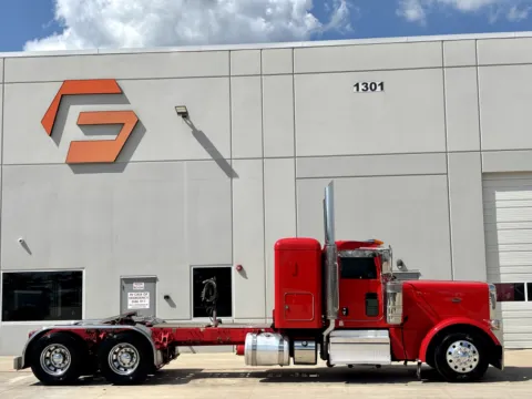 Another view of 2020 PETERBILT 389 for sale in Hutchins, TX at Forge Truck Centers - Texas