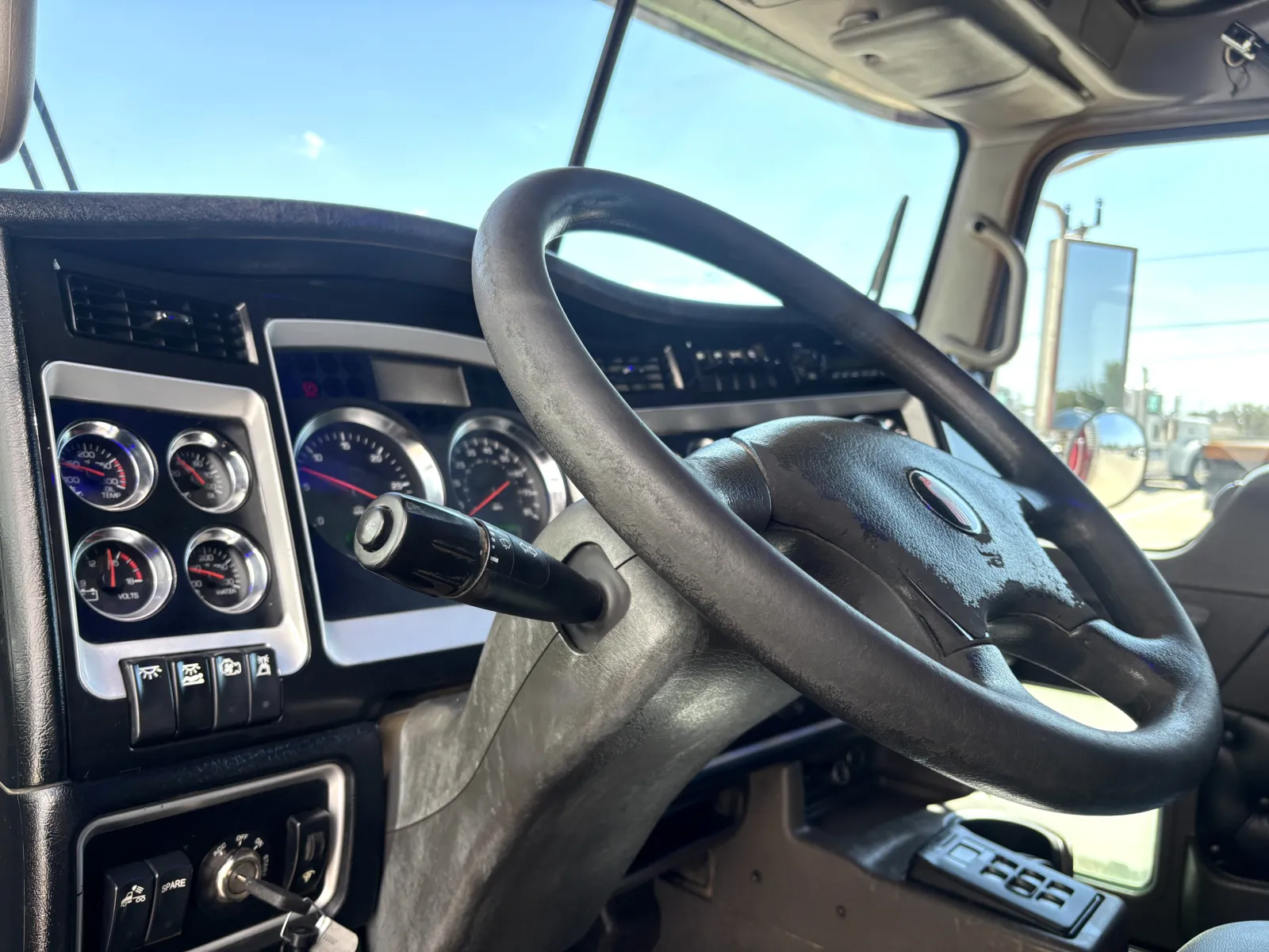 2012 Kenworth T800 - image 15
