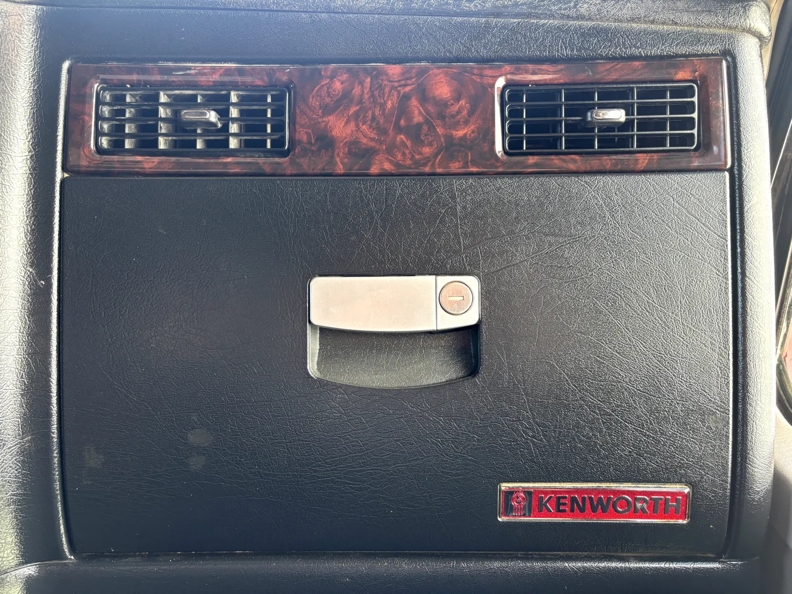 2012 Kenworth T800 - image 19